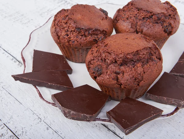 Bakade chokladmuffins kakor på en plåt på vit — Stockfoto