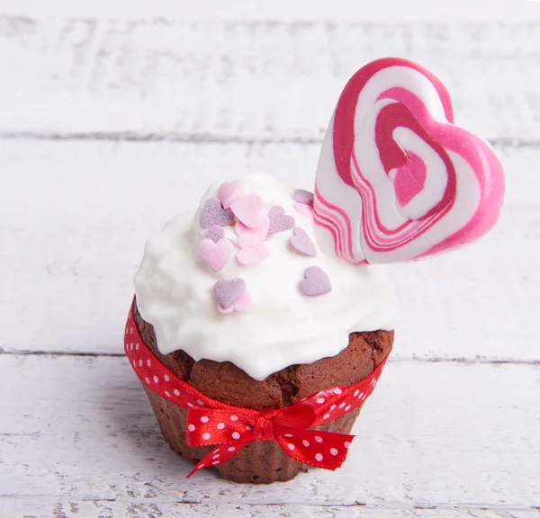 Cupcakes de chocolate para o Dia dos Namorados com caramelo e chicoteado — Fotografia de Stock