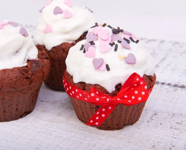 Cupcakes de chocolate para o Dia dos Namorados com caramelo e chicoteado — Fotografia de Stock