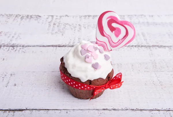Шоколадные кексы на День Святого Валентина с карамелью и взбитыми — стоковое фото