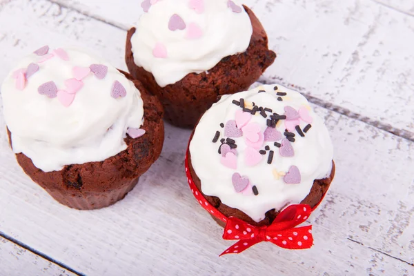 Cupcakes de chocolate para o Dia dos Namorados com caramelo e chicoteado — Fotografia de Stock