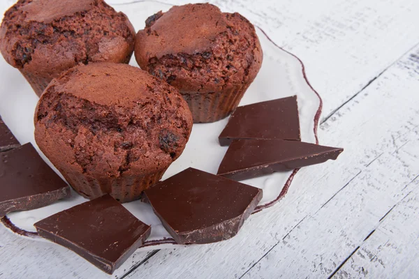 Gâteaux de muffins au chocolat cuits sur une assiette sur blanc — Photo