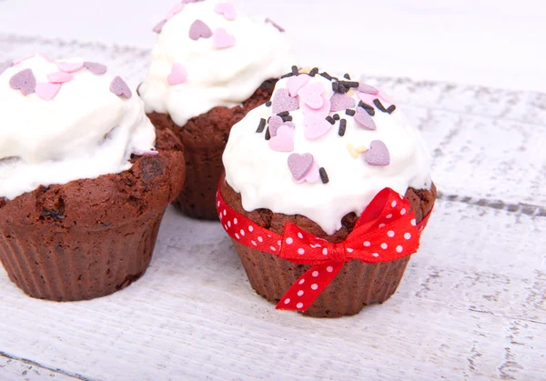 Cupcakes de chocolate para o Dia dos Namorados com caramelo e chicoteado — Fotografia de Stock