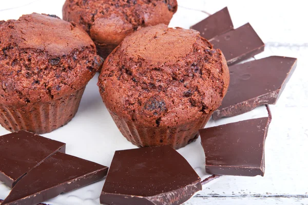 Bakade chokladmuffins kakor på en plåt på vit — Stockfoto