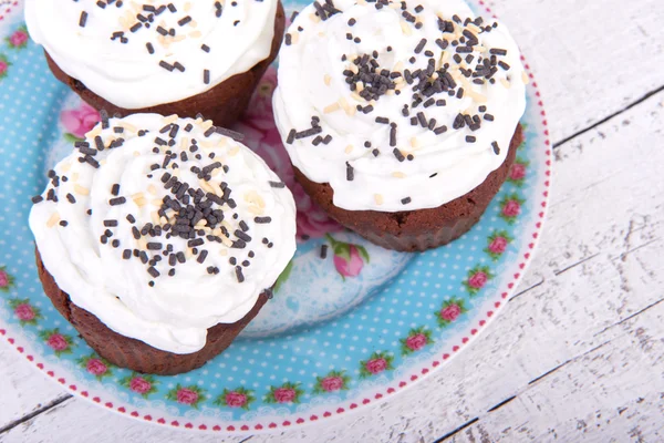 Schokoladen-Cupcakes zum Valentinstag mit Karamell und Schlagsahne — Stockfoto