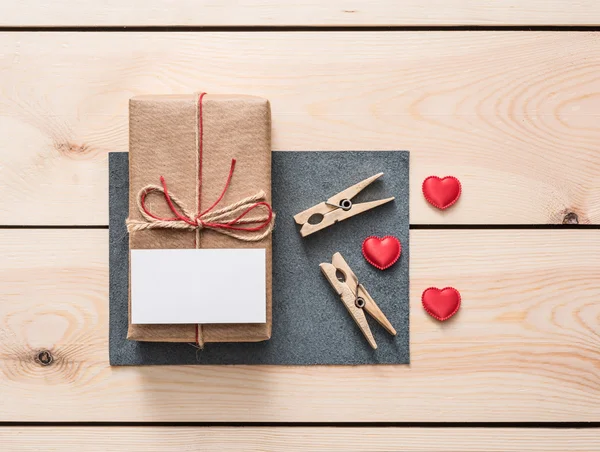 Caixa de presente com etiqueta em branco e corações . — Fotografia de Stock