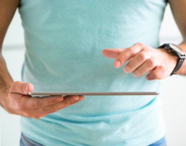 Tablet Pc ile çalışan adam