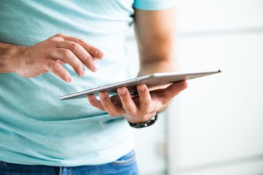 Tablet Pc ile çalışan adam