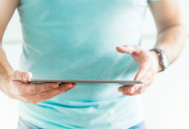 Tablet Pc ile çalışan adam