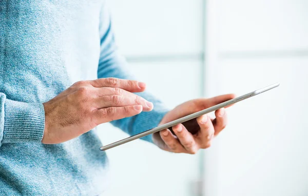 Tablet Pc ile çalışan adam