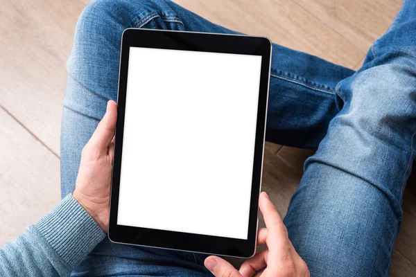 Tablet kullanan adam