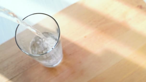 Vídeo em câmera lenta de vidro poroso com água — Vídeo de Stock