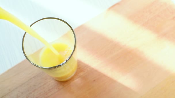 Slow motion video poring szkła ze świeżych soków owocowych — Wideo stockowe