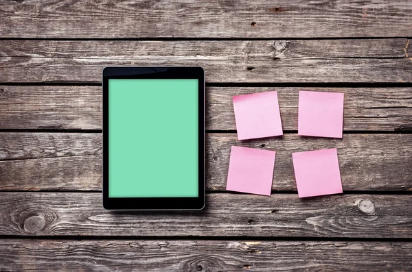 Tablet met sticky notes — Stockfoto