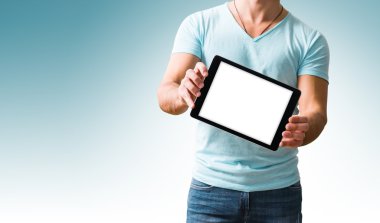 Adam gösteren dijital tablet bilgisayar ekran elinde.
