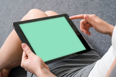 Kadın bir dinlenme tablet ile alır