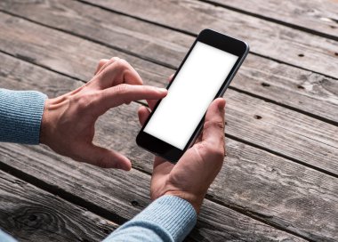 Smartphone elinde. Kırpma yolu dahil.