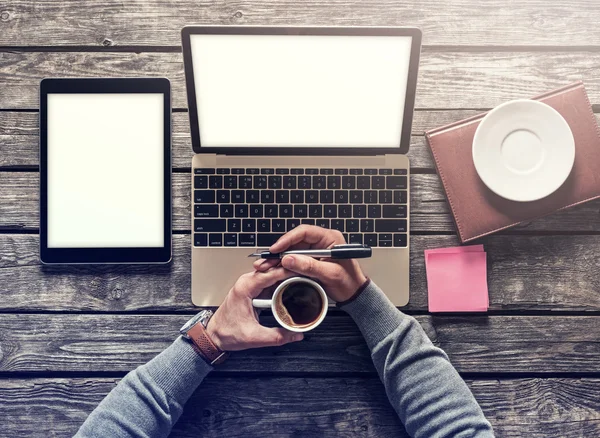 Bovenaanzicht mockup voor laptop en tablet pc. Uitknippaden die zijn opgenomen. — Stockfoto