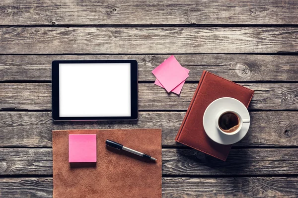 Tablette avec notes et tasse à café sur bureau en bois. Sentier de coupe . — Photo