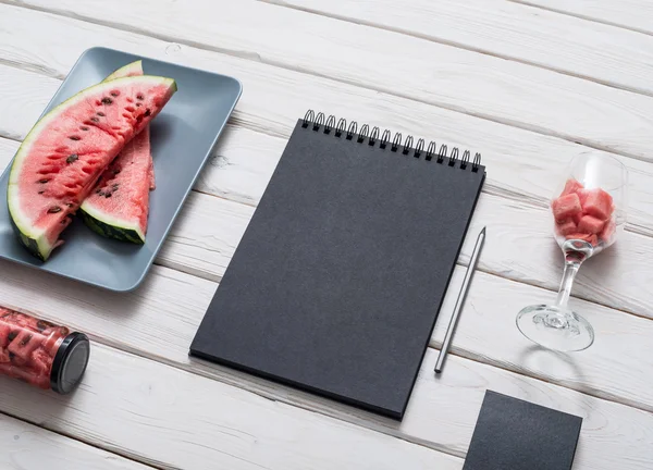 Livro de esboços sobre mesa de cozinha — Fotografia de Stock