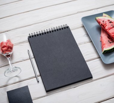 Sketchbook mutfak masasında