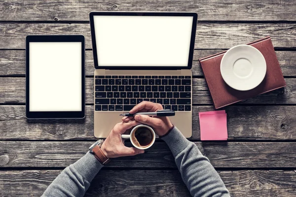 Üstten Görünüm mockup dizüstü ve tablet PC. Kırpma yolları dahil.