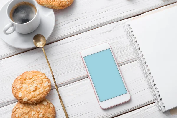 Akıllı telefon Cafe masa üzerinde sahte kadar beyaz. Kırpma yolu dahil.