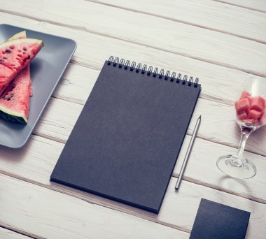 Sketchbook mutfak masasında