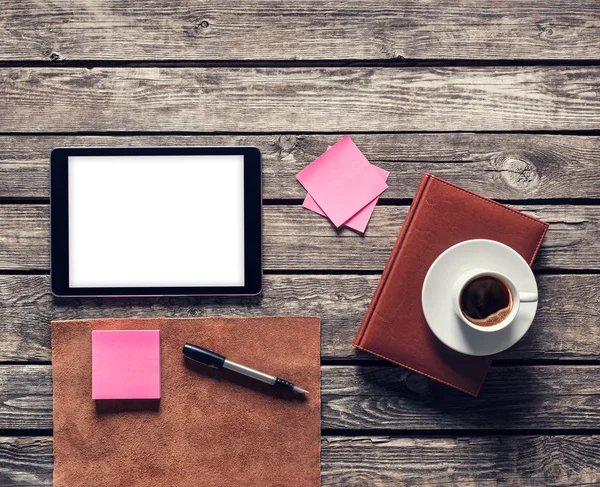 Tablet computer with notes and coffee cup on wooden desk. Clipping path. — Stock Photo, Image