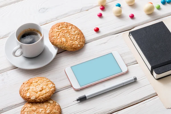 Beyaz akıllı telefon üstünde a okul sırası. Kırpma yolu dahil.