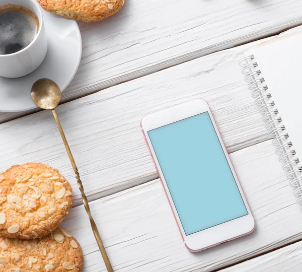 Branco telefone inteligente simular acima sobre mesa de café . — Fotografia de Stock