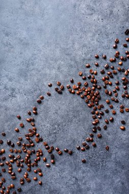 Boş bir daire şeklinde kahve çekirdekleri.