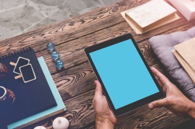 Dijital tablet bilgisayarı erkeklerin elinde