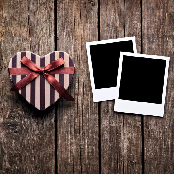 Herzförmige Schachtel und zwei leere Fotorahmen — Stockfoto