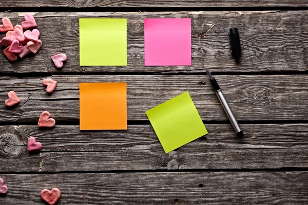 Different color sticky notes on wood table. — Stock Photo, Image
