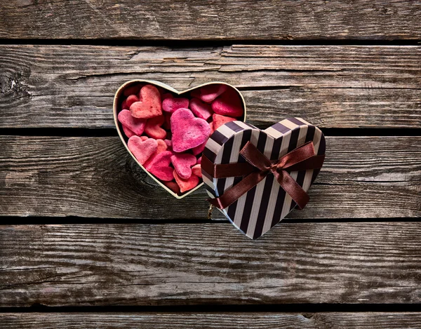 Подарочная коробка в форме сердца с кучей маленьких сердец — стоковое фото