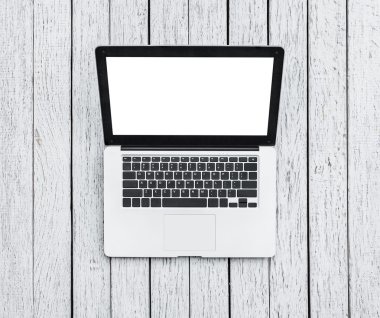 Beyaz ahşap masa üzerinde açık dizüstü