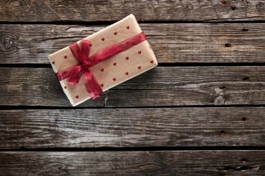 Hediye kutusu kırmızı kurdele bağlı