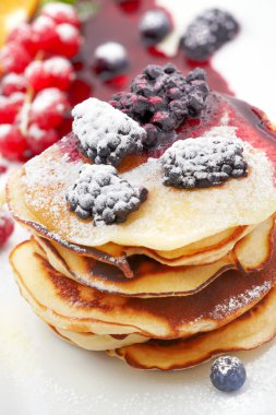 Şurubu ile tepesinde küçük krep