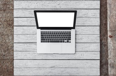 Beyaz ahşap masa üzerinde açık dizüstü