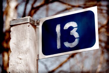 Yol sütun üzerinde 13 numara