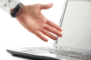 Dizüstü bilgisayar üzerinde gösteren bir el