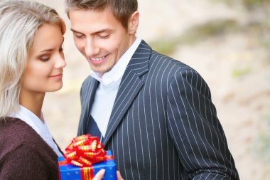 Çift aşık bir hediye kutusu