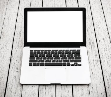 Beyaz ahşap masa üzerinde açık dizüstü