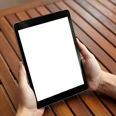 Dijital tablet bilgisayarı erkeklerin elinde
