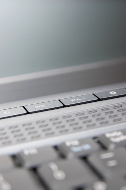 Laptop klavye üzerinde ses düğmeleri