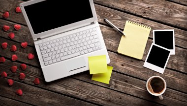Laptop ve kırmızı kalpler ile kahve fincanı