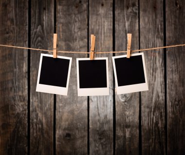 Clothesline üzerinde üç boş anında Fotoğraflar
