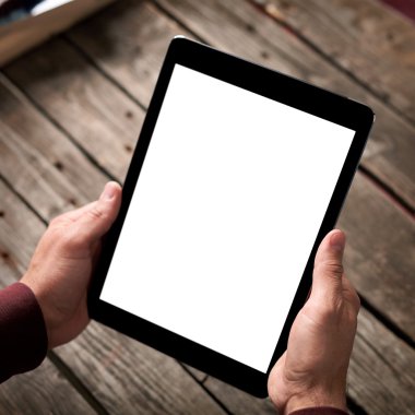 Tablet bilgisayar ile erkek elinde izole perde
