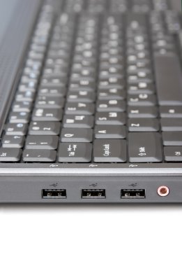 Laptop klavye yan görünümü